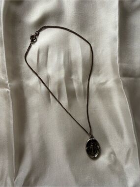 Delicate Silver Oval Pendant Necklace - Classic Women's Jewelry